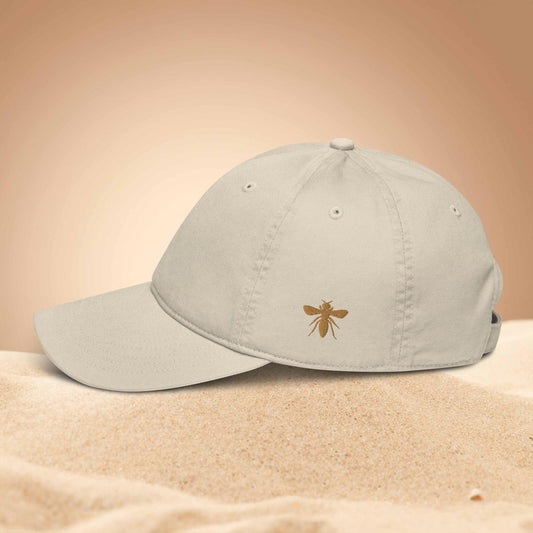 Kappe mit besticktem Bienenmotiv